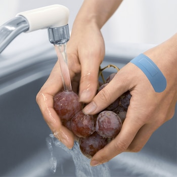 Hands washing food when wearing Leukoplast Visual