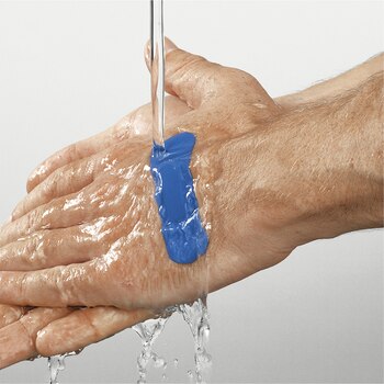 Mann vasker hendene med Leukoplast Detectable på seg