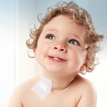 Lähikuva Leukoplastin Fixomull skin sensitive -laastarista pojan kaulassa.