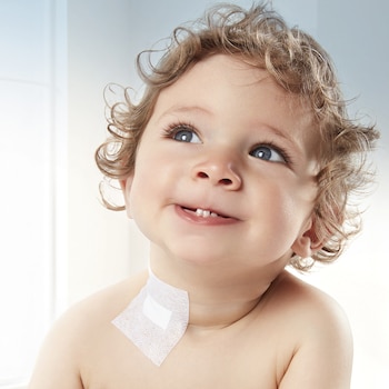 Fixomull skin sensitive fra Leukoplast, nærbillede plaster på drengs nakke.
