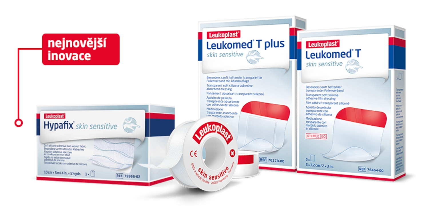 Vidíme čtyři příklady výrobků Leukoplast s technologií pro citlivou pokožku: Hypafix, Leukomed T a T plus a jednu cívku fixační pásky. 