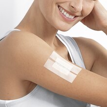 Fissaggio della medicazione con cerotto su rocchetto Leukosilk