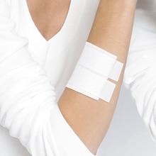 Fissaggio di medicazione sul braccio mediante Leukoplast pro privo di lattice.