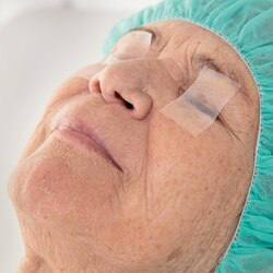 Øyenlokkfiksering med Leukoplast skin sensitive medisinsk tape