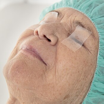 Fiksering af øjenlåg med Leukoplast skin sensitive medicinsk tape