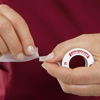 Kan rives over med fingrene: Leukoplast skin sensitive medicinsk tape