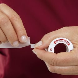 Von Hand reißbar: Leukoplast skin sensitive medizinisches Rollenpflaster