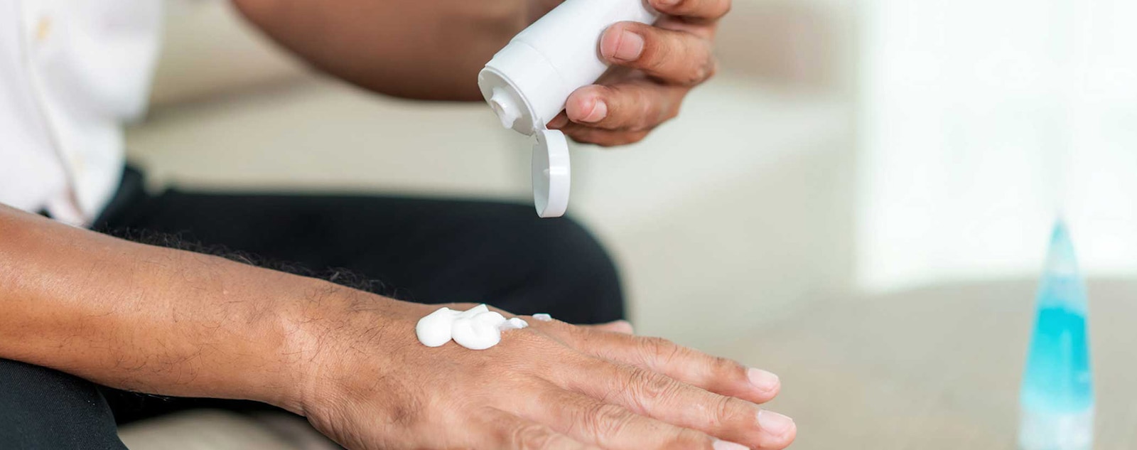 Personne se met de la lotion sur la main.