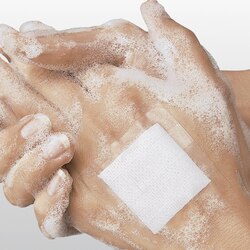 Händewaschen mit einem Wundverband mit Leukoflex Rollenpflaster