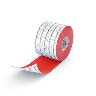 Rolka czerwonej taśmy kinezjologicznej Leukotape K by Actimove do wsparcia mięśni.