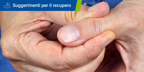 Un uomo si tocca il pollice a causa del disagio associato all'artrite. Il testo "Consigli per la guarigione" appare in un riquadro.