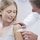 Påføring af Leukoplast soft white-plaster på kvindes arm