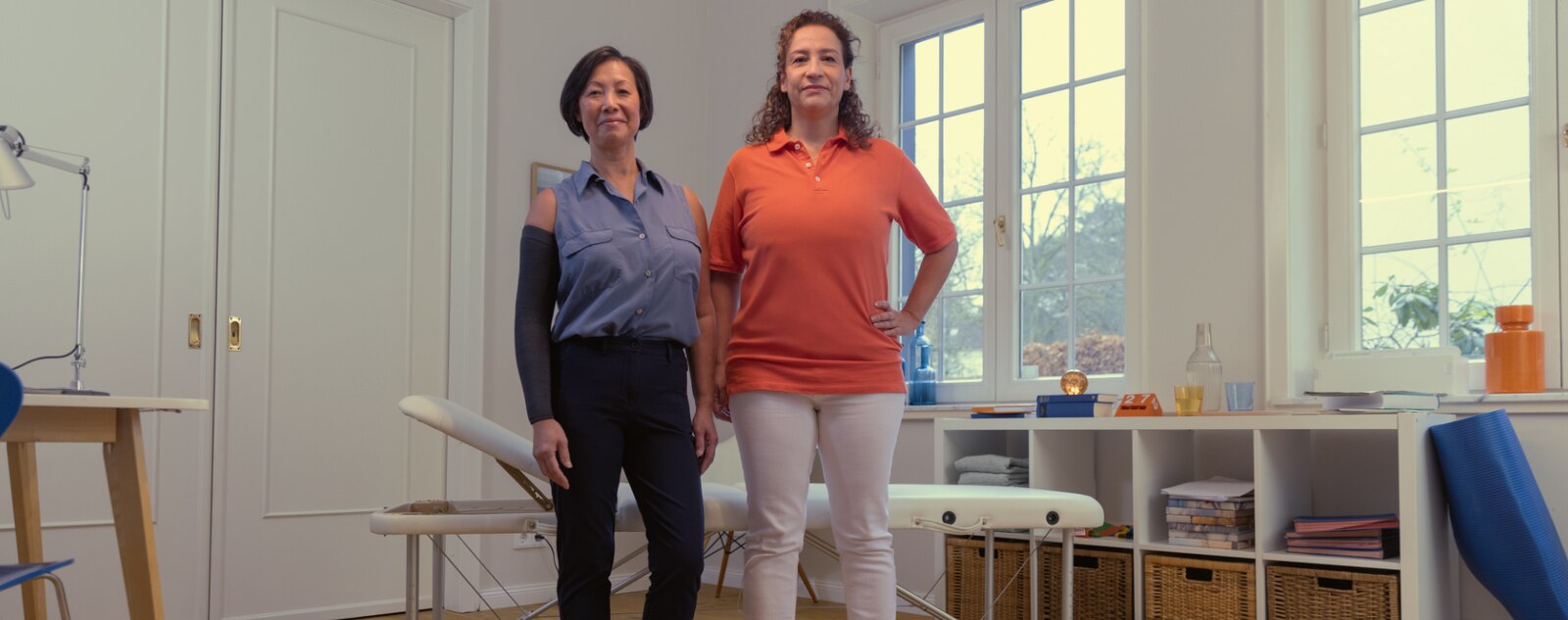 Zwei Frauen stehen in einem Physiotherapieraum