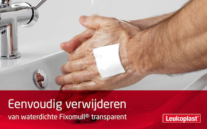 Deze video laat zien dat Fixomull transparant een waterdichte wondbedekking is om mee te douchen: we zien een mannelijke patiënt zijn handen wassen met een verband op de rug van zijn hand, en vervolgens wordt de huidvriendelijke fixatiepleister gemakkelijk verwijderd door een zorgprofessional.