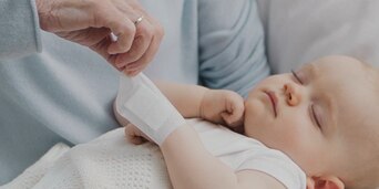 Zacht atraumatisch wondverband voor een oudere vrouw met een gevoelige en kwetsbare huid.  Zacht atraumatisch wondverband voor een oudere vrouw met een gevoelige en kwetsbare huid.