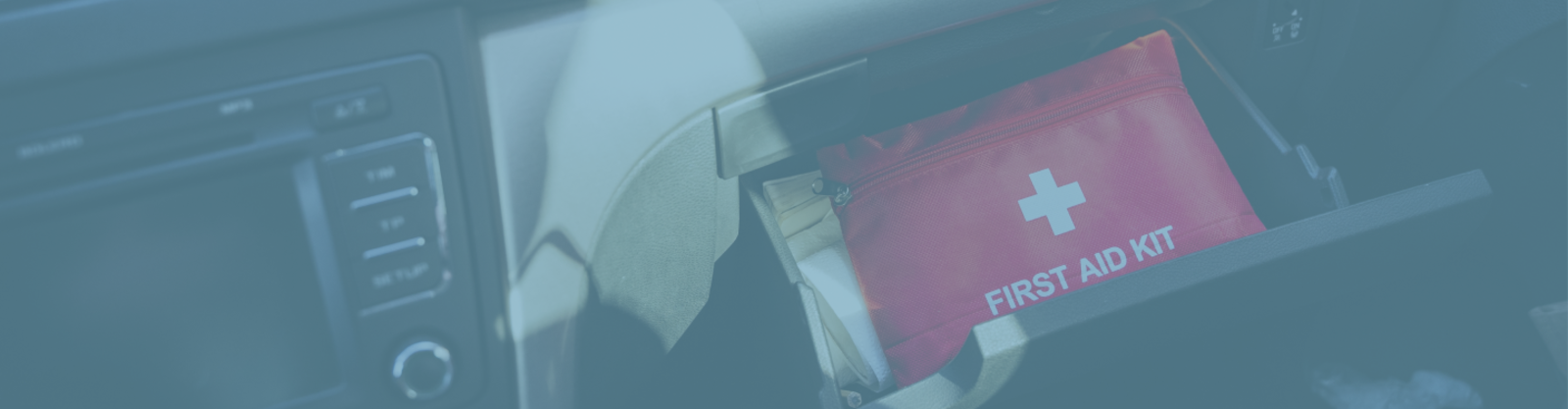Botiquín de primeros auxilios para el coche colocado en la guantera, bajo el título: “Botiquín de primeros auxilios para el coche: ¿qué llevar y por qué?”