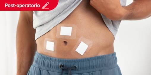 Immagine di una persona con diverse medicazioni sulla pancia