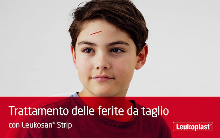 Viene mostrato come trattare le ferite da taglio con l'aiuto di Leukosan Strip: vediamo in primo piano usare dei cerotti per sutura per suturare un taglio sulla fronte di un ragazzo.