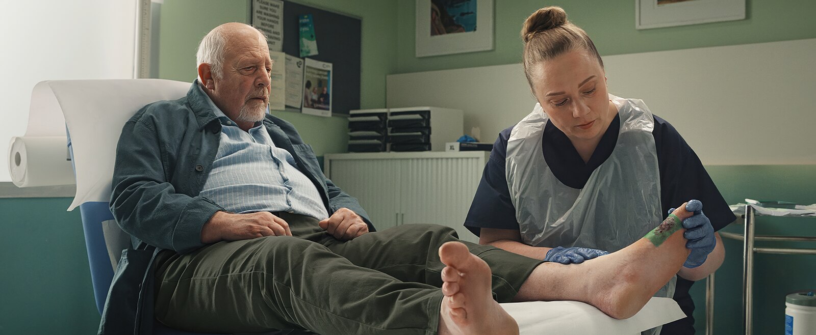 Enfermera aplicando un apósito Sorbact en el pie de una persona con una úlcera diabética.