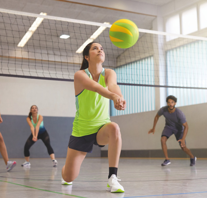 Kvinne som spiller volleyball