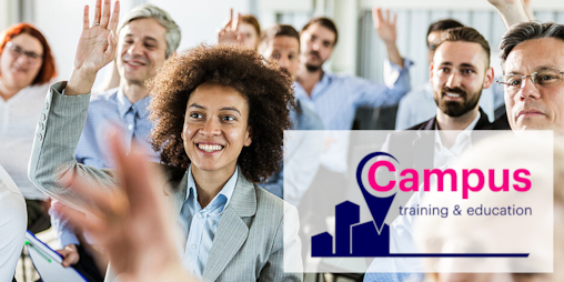 Das Bild zeigt eine Gruppe von Menschen die an einer Fortbildung teilnehmen.