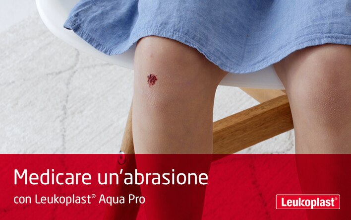 In questo video è mostrato come Leukoplast Aqua Pro è utilizzato per il trattamento delle abrasioni. Vediamo in primo piano coprire un'abrasione sul ginocchio di un bambino con un cerotto impermeabile all'acqua.