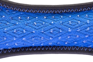 Zoom-in of Actimove Sports Edition Patella Strap COOLMAX AIR technology and silicone dot lining which prevents strap from sliding off
