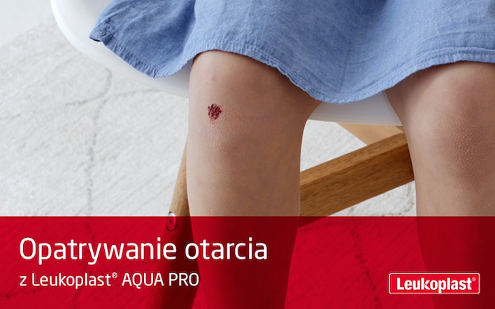 Na tym filmie pokazano, jak opatrunek Leukoplast aqua pro jest używany do leczenia otarć. Widzimy w zbliżeniu dwie dłonie zakrywające otarcia kolana dziecka wodoodpornym opatrunkiem na ranę.