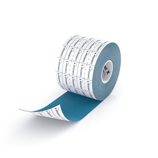 Rolka niebieskiej taśmy kinezjologicznej Leukotape K by Actimove do wsparcia mięśni.
