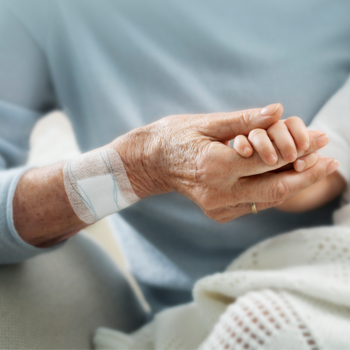 Leukomed skin sensitive Wundverband by Leukoplast am Vorderarm einer älteren Frau.