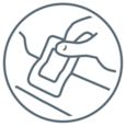 Grafisk illustration av en hand som lägger på ett förband på en annan persons handled, visar att täckning av såret är en del av  sårbehandlingen.
