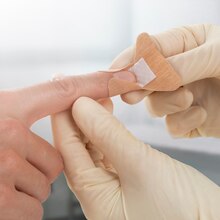 Zdjęcie przedstawiające zakładanie opatrunku Elastic marki Leukoplast