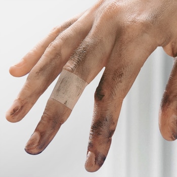 Leukoplast barrier -laastari miehen käden sormessa