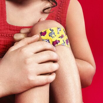 Pansement Leukoplast kids sur le genou d’une petite fille