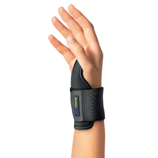Az Actimove Carpalis csuklóstabilizáló előformázott fémrögzítővel a kézen
