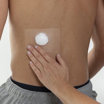 Fixomull transparent fra Leukoplast, nærbillede  inspektion plaster på ryg
