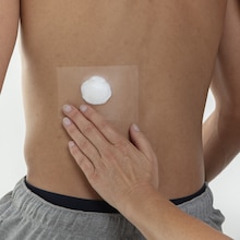 Hypafix transparent di Leukoplast, primo piano del controllo di un cerotto sulla schiena.