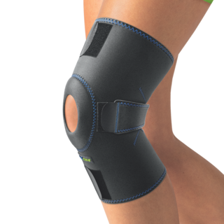 Actimove Sports Edition justerbart knästöd med öppen patella på knä

