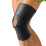 Orteza stawu kolanowego z otwartą rzepką Actimove Sports Edition na kolanie
