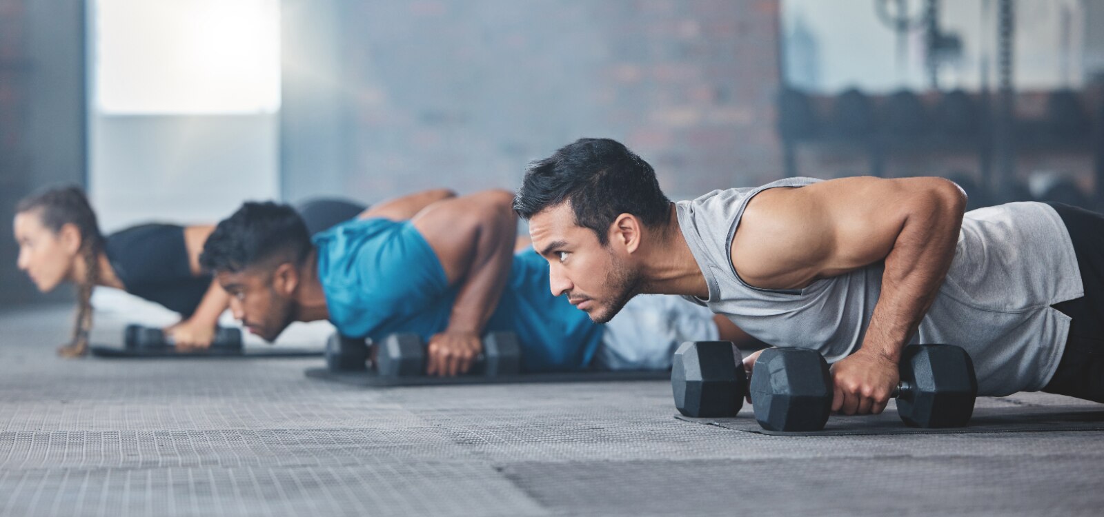 Grupo de personas haciendo CrossFit.