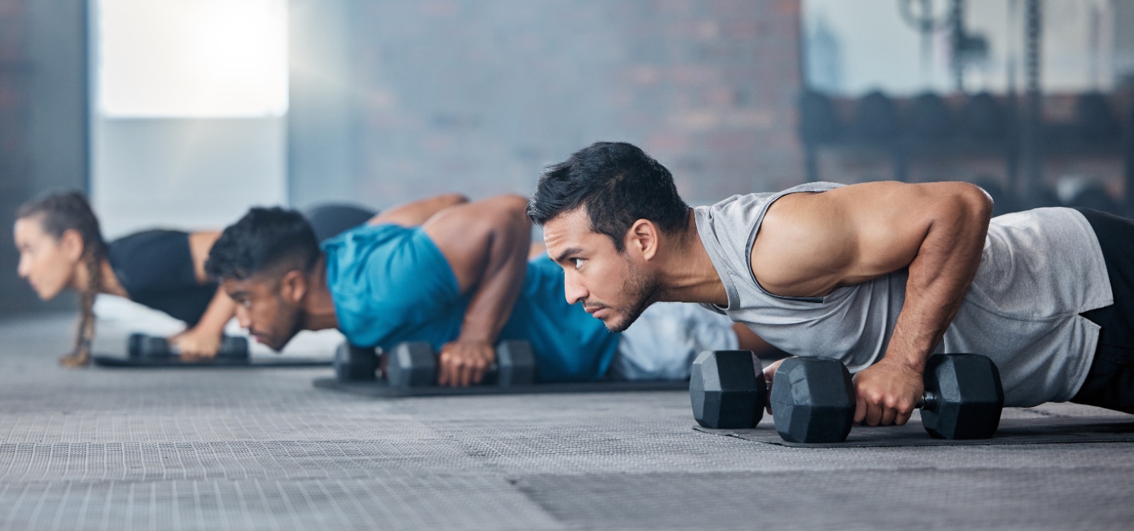 Grupo de personas haciendo CrossFit.