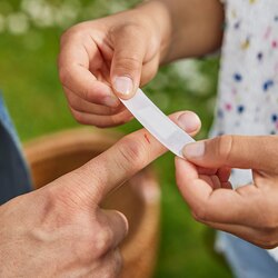 Aplikace náplasti Leukoplast eco Strips na prst