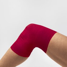 Elastomull haft color van Leukoplast, verband op de knie