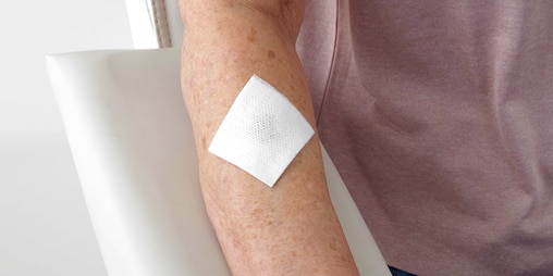Fissaggio di una medicazione sulla pelle fragile con Leukpolast® Skin Sensitive