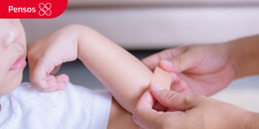 Uma pessoa a pôr uma faixa numa rapariga