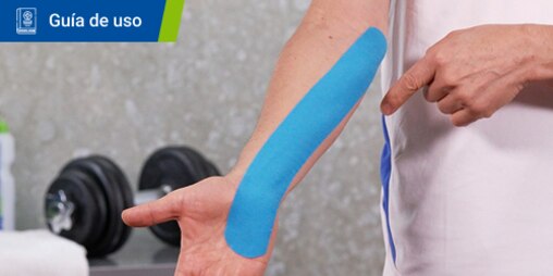 Persona con el vendaje neuromuscular Leukotape K en el antebrazo. Se lee el texto “Guía de uso” en un recuadro. 