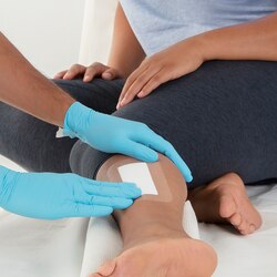 Inspeksjon av ben med Leukomed T plus bandasje fra Leukoplast