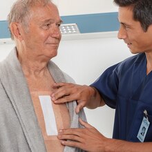 Inspeção de penso Leukomed T plus skin sensitive da Leukoplast no peito