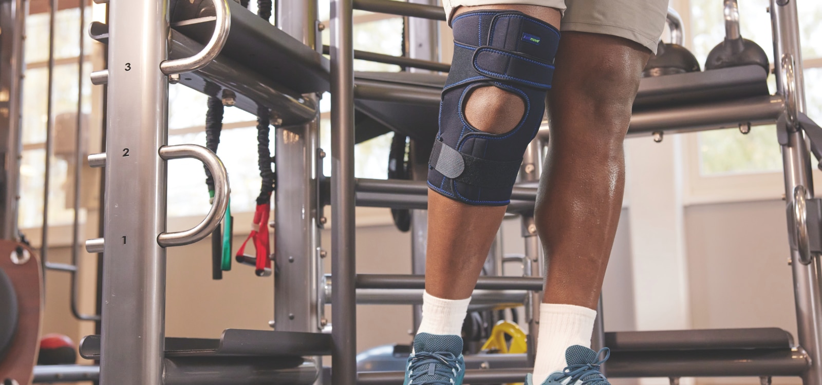 Deportista entrenando con una rodillera Actimove Sports Edition debido a una lesión en la rodilla.