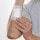 Inspection du pansement absorbant Leukomed de Leukoplast sur le bras